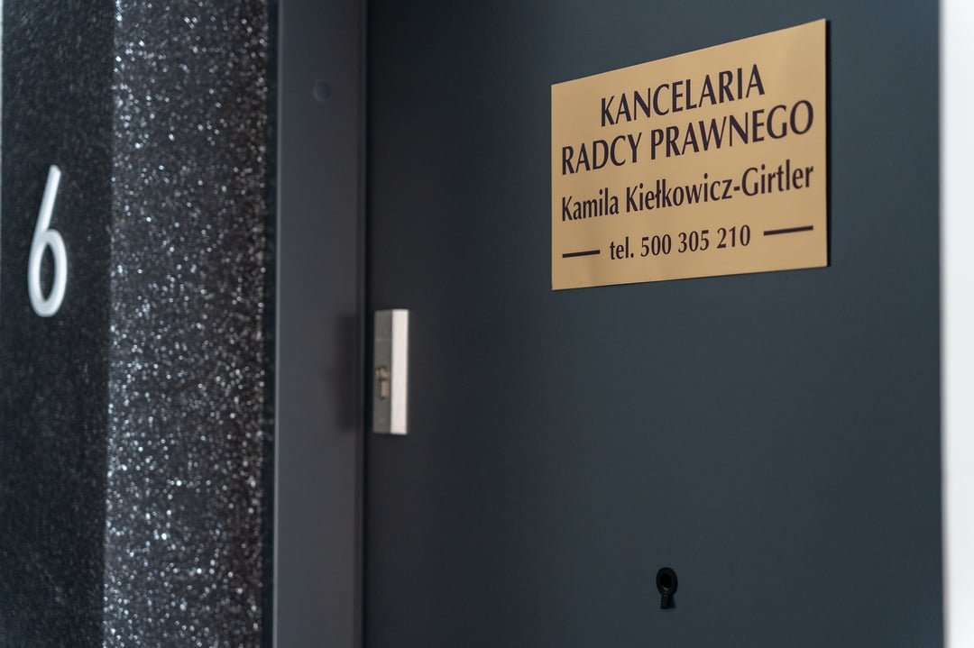 Tabliczka Kancelarii Radcy Prawnego Kamili Kiełkowicz-Girtler przy drzwiach lokalu nr 6